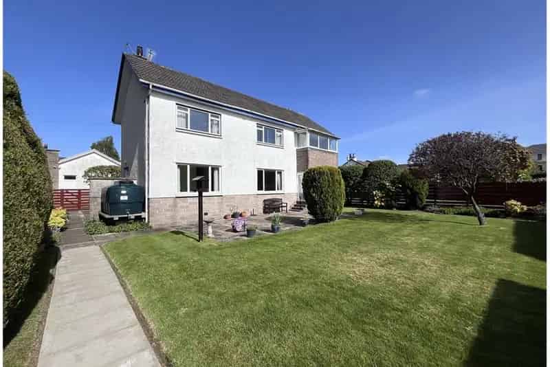 5 Bed Detached House with 2 Reception Rooms and Large Garden
