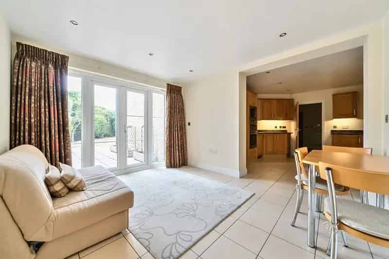 Spacious Ground Floor Apartment near Enfield Chase Station