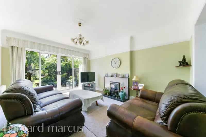 3 Bedroom Chalet House with Garden and Garage