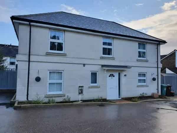 Detached House with 2 Toilets 2 Sheds Parking Storage