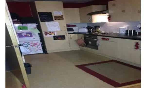 2 Bed Ground Floor Flat Near Shops and Schools