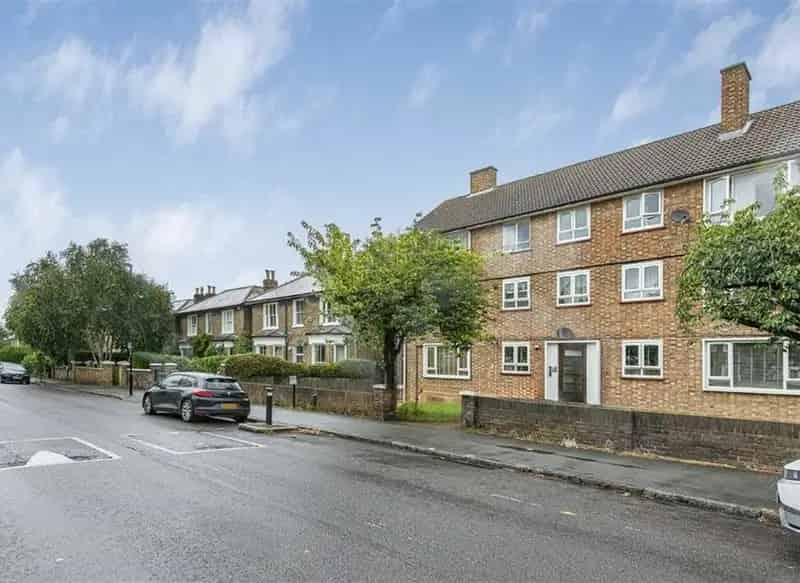 One Bedroom Flat Near Lee Station with Private Garden