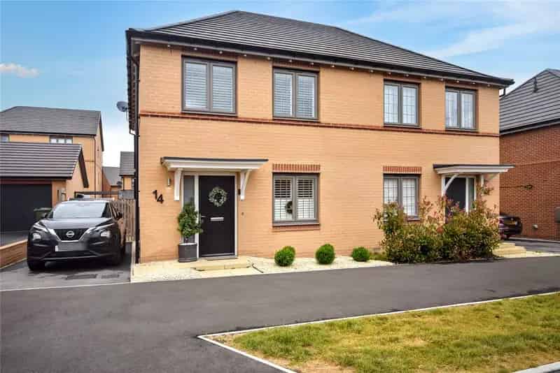 Three Bedroom Semi Detached House in WF1