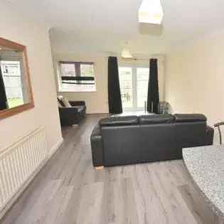 3 Bedroom Furnished House 83m² Manchester