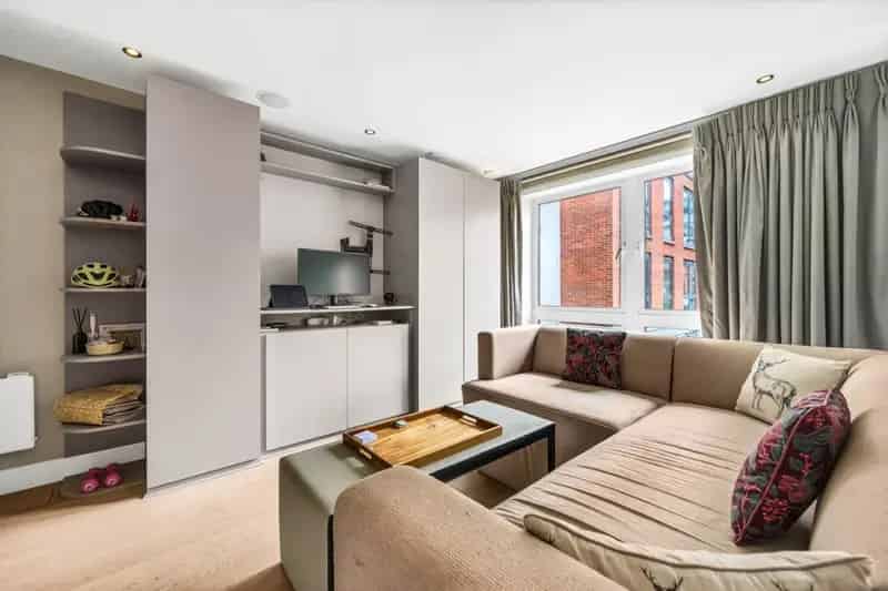 Manhattan-Style Apartment in Chelsea Creek London