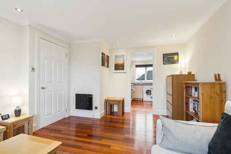 Modern 2-Bedroom Flat in Cowie with Private Garden