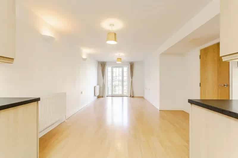 Two Double Bedroom Flat with Parking Near East Croydon Station