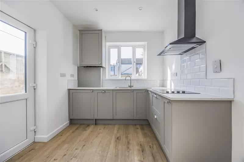 2 Bedroom Terraced House to Rent Refurbished Modern Kitchen and Bathroom