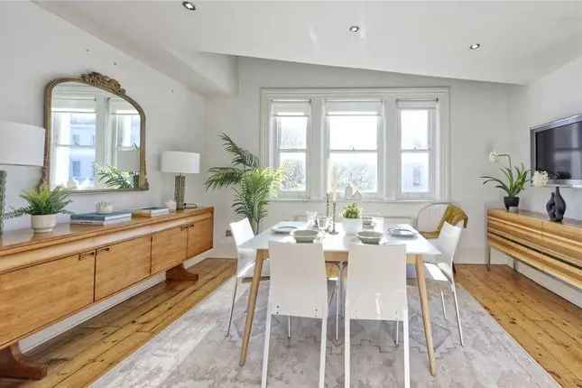 Flat for sale in Elgin Crescent, London W11