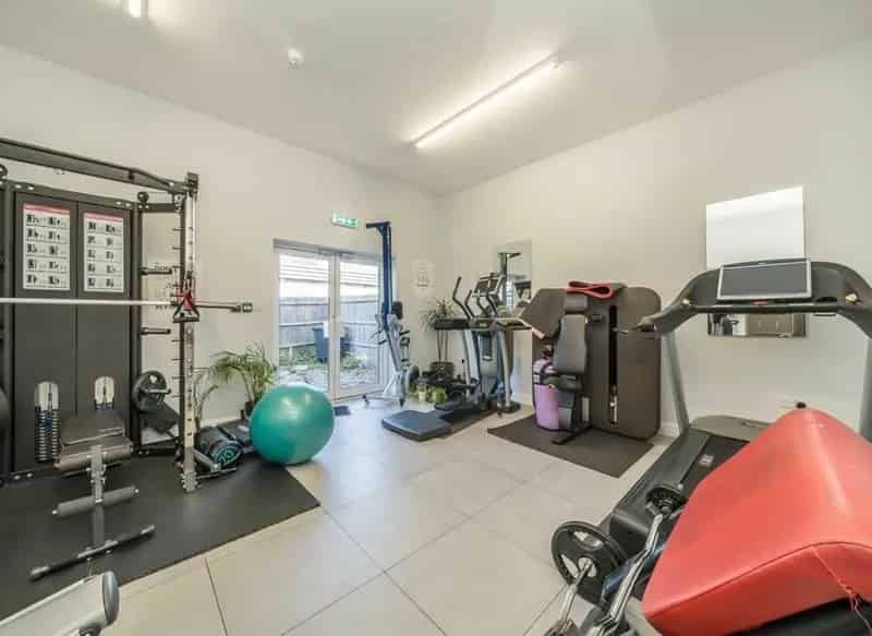 2-Bed Apartment Kingston - Modern, High-Spec Finish, Gym
