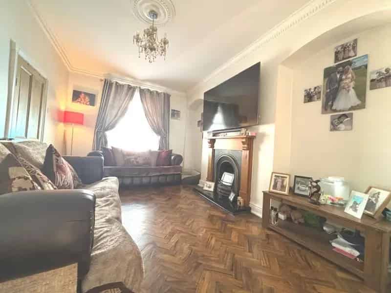 4 Bedroom End Terrace House Near Amenities