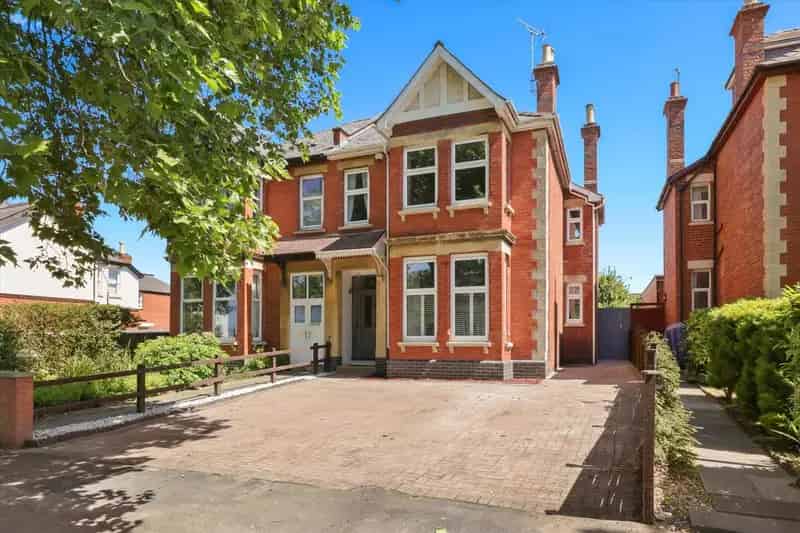 5 bedroom semi-detached house for sale