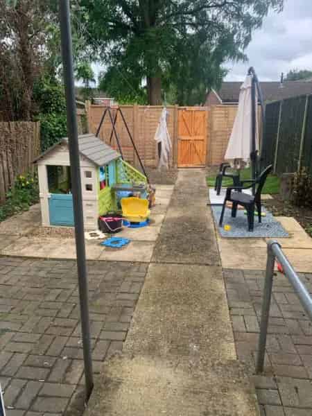 2 Bedroom Ground Floor Flat with Garden Near Shops and Schools