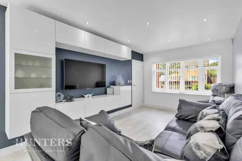 3 Bedroom Detached House For Sale in The Fairway Manchester