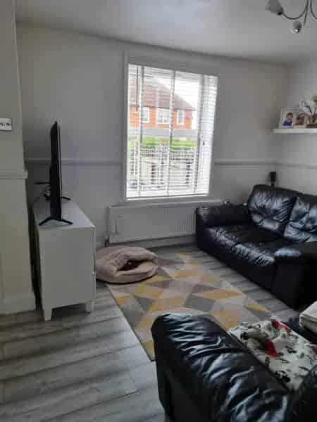 House Close to Schools Shops and Public Transport