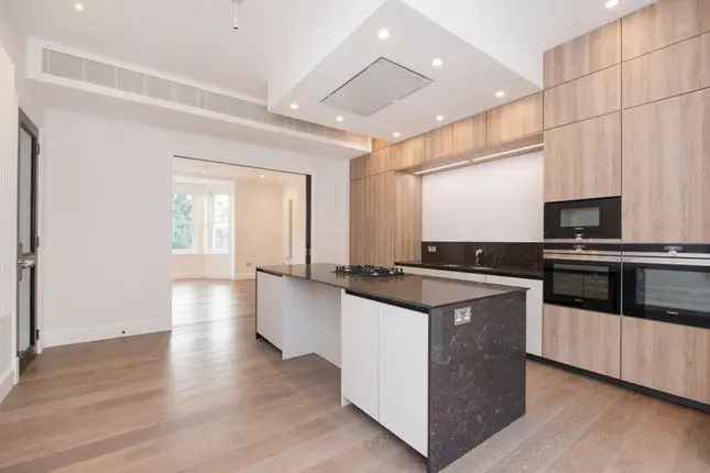 Flat to rent in Arkwright Road, Hampstead, London NW3