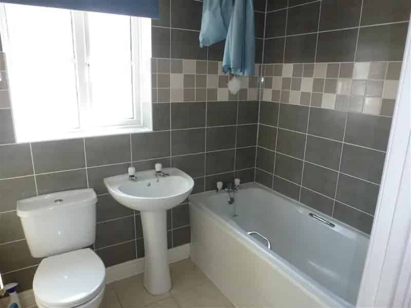 3 Bed End Terrace House with Ensuite and Parking