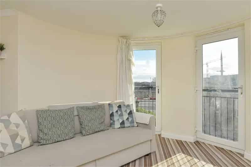 2 Bed Flat First Floor 1 Reception Room Modern Apartment