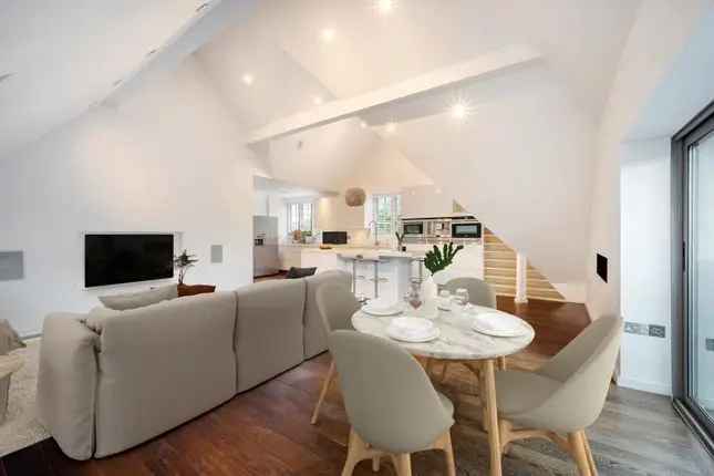 Flat for sale in Eton Avenue, Belsize Park, London NW3