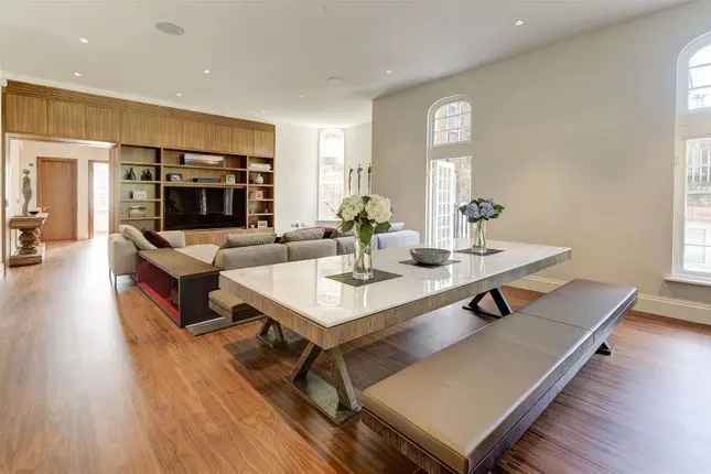 Flat for sale in Netherhall Gardens, Hampstead NW3