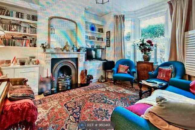 Semi-detached House for Rent in London SW6