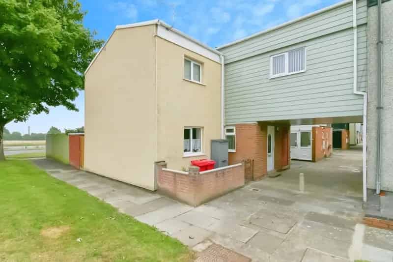 4 bedroom end of terrace house