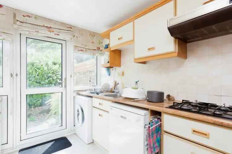 Three Bedroom End Terrace Bungalow Crawley No Onward Chain