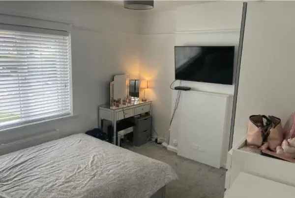 Flat For Rent in Borough of Runnymede, England