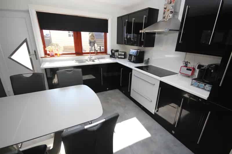 Three Bedroom Semi-Detached House Popular Residential Area