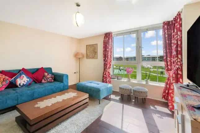 Spacious Flat for Sale in Richmond Park Gardens Glasgow