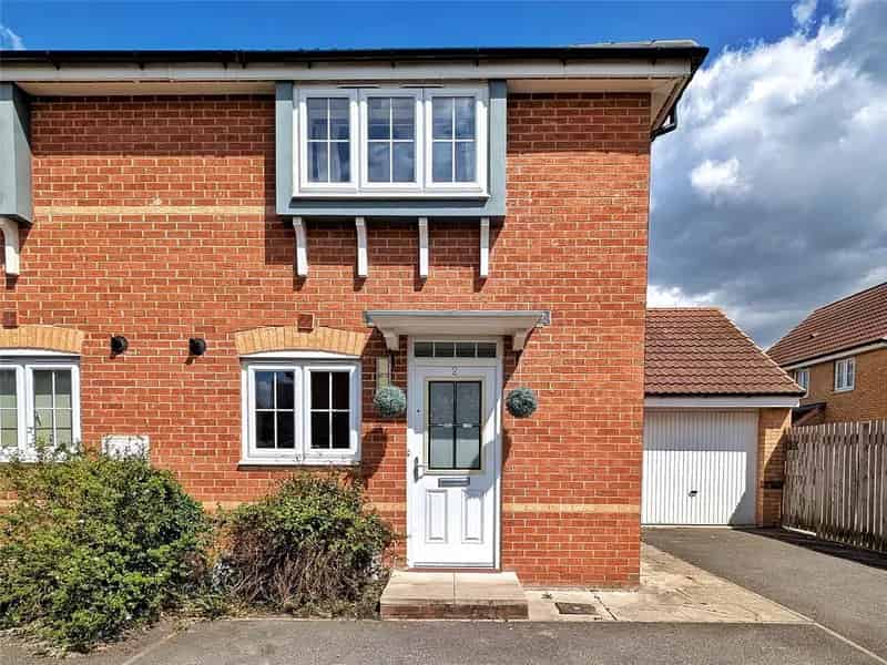 2-Bed End Terrace House with Garden and Off-Street Parking