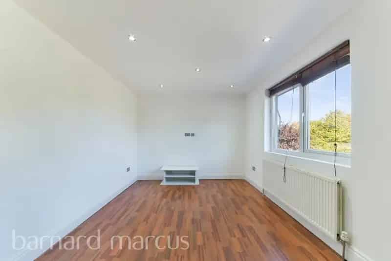 2 Bed Split Level Flat SW19 Near Morden Tube