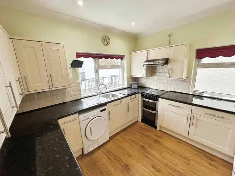 3 Bedroom End Terrace House for Sale
