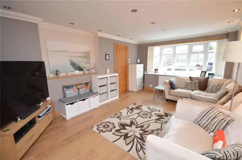 3-Bed Mid Terrace House Modern Open Plan Living and Loft Conversion