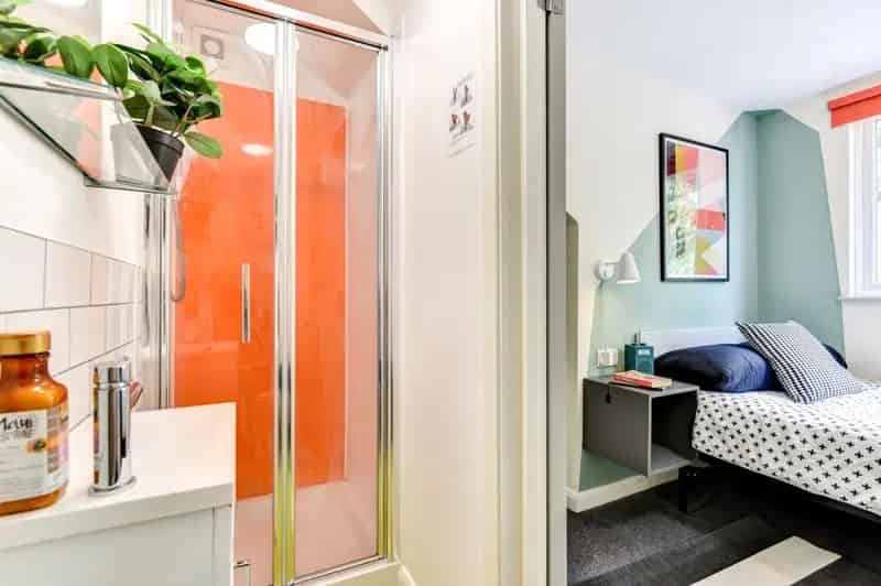 8 Bedroom House with 6 En-Suite Bathrooms