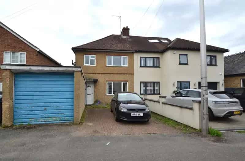 3 Bedroom House For Sale Town Centre Garage Parking