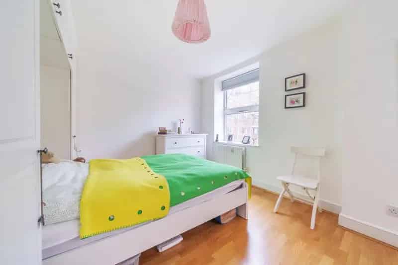 Two Double Bedroom Flat for Sale with Balcony and Communal Garden