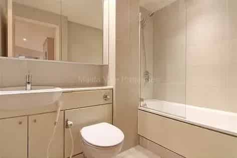 2 Bed 2 Bath Flat in London - Newly Renovated