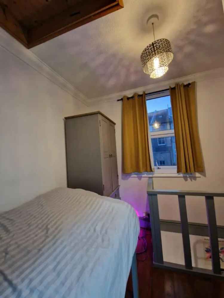 Studio Flat Modern Newly Decorated Two Floors Available 03062025