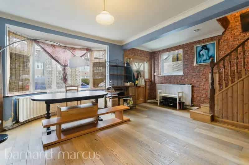 Three Bedroom Semi-Detached Home Isleworth