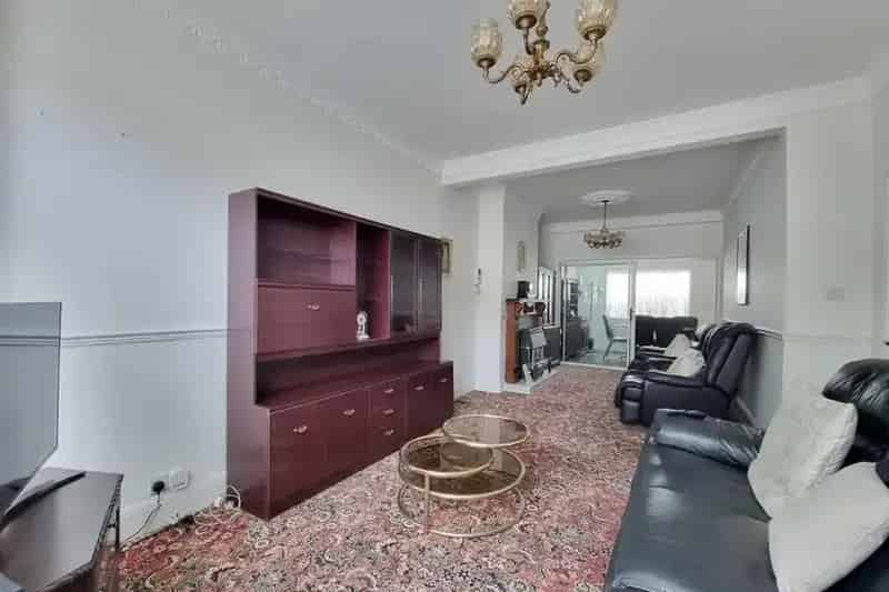 3 Bedroom Mid Terrace House For Sale