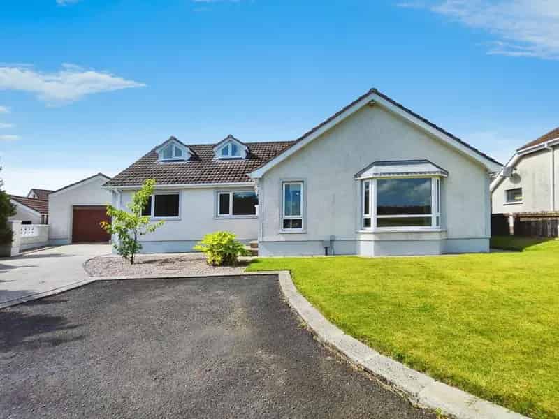 5 Bedroom Detached Chalet Bungalow with Garden and Garage