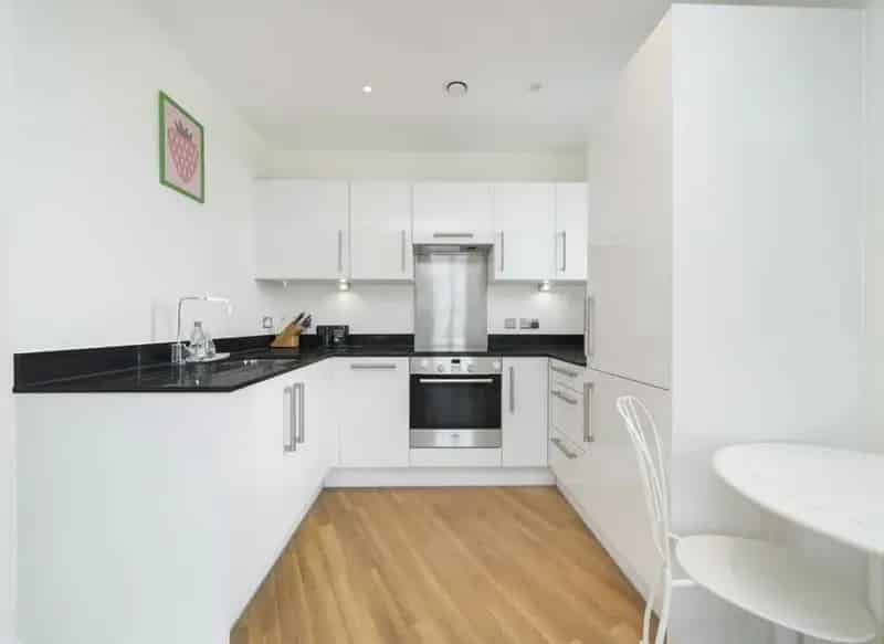 10th Floor 1-Bed Apartment with Balcony and London Views