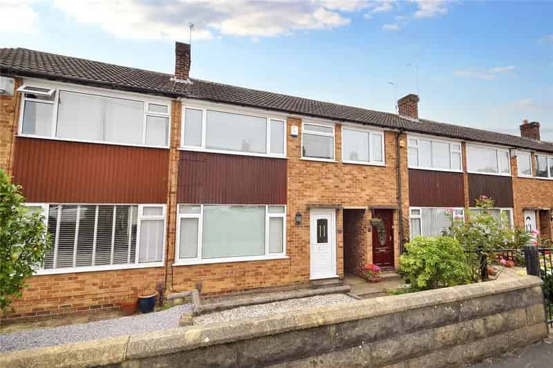 Three Bedroom Terrace House Near Schools and Amenities