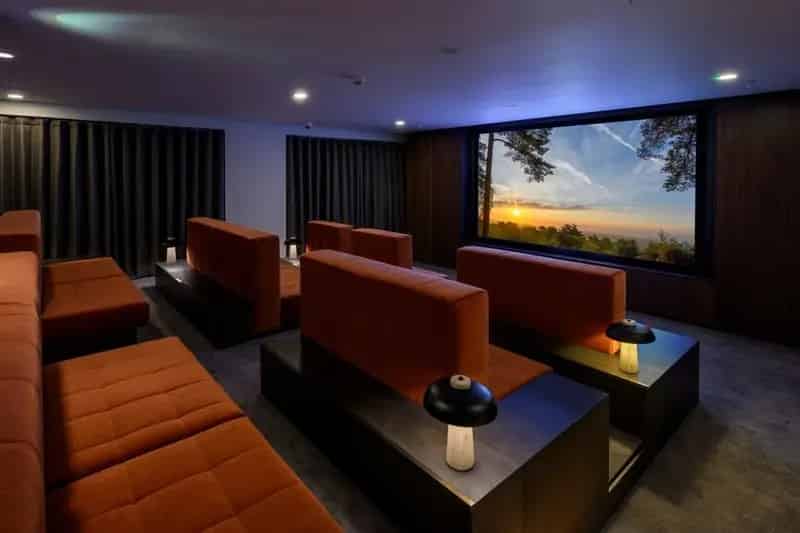 Watford Apartment: Modern Living with Green Space and Amenities