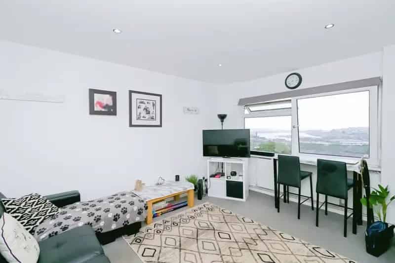 2 Bedroom Flat Near Amenities and M4