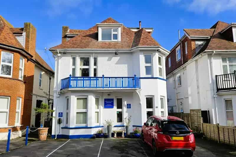 7 Bedroom Detached House Near Shops and Seafront