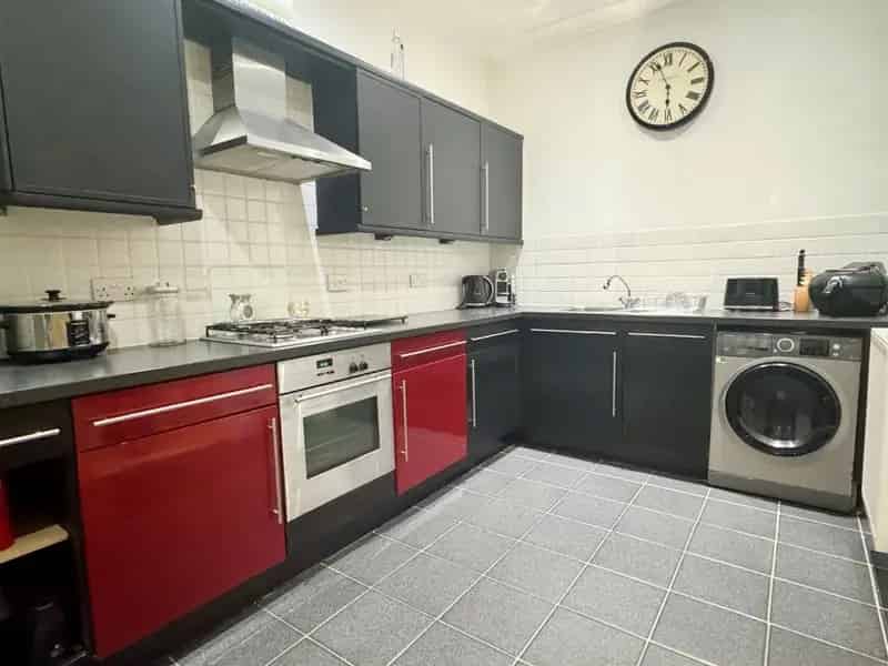 Upgraded One Double Bedroom Apartment Near Horley Station