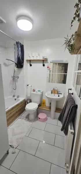 2 Bedroom Ground Floor Flat with Carport and Garden