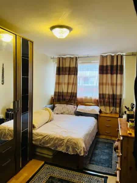 2 Double Bedroom House with Private Garden Near Essex Road